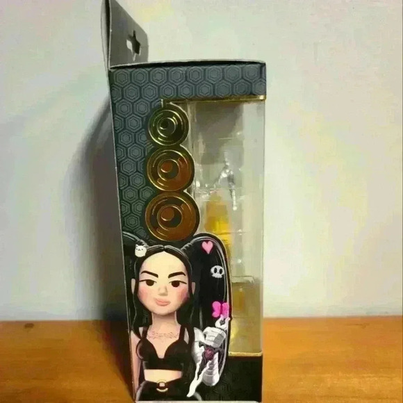 Funko gold music/social media personality Bella Poarch - Picture 2 of 6